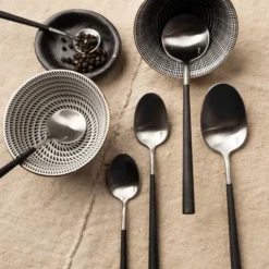 Coffret de 24 couverts noirs résine et acier inoxidable