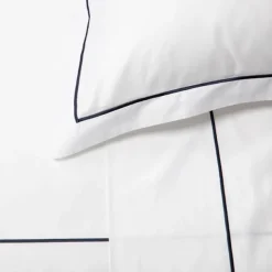 Drap en satin de coton broderie bleu foncé