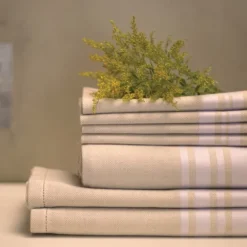 Nappe beige à rayures en lin et coton