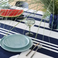 Nappe en coton bleu foncé et blanche à rayures