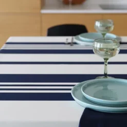 Nappe en coton bleu foncé et blanche à rayures