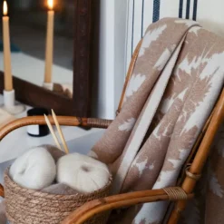 Plaid beige en cachemire et laine motif fougère