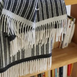 Plaid en cachemire et laine gris foncé à franges