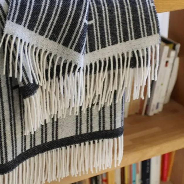 Plaid en cachemire et laine gris foncé à franges