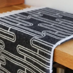 Plaid en cachemire et laine gris foncé à franges