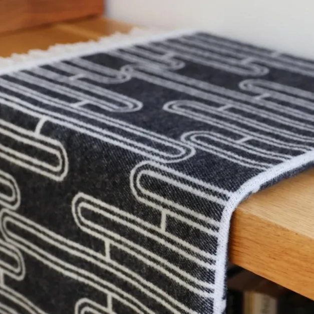 Plaid en cachemire et laine gris foncé à franges