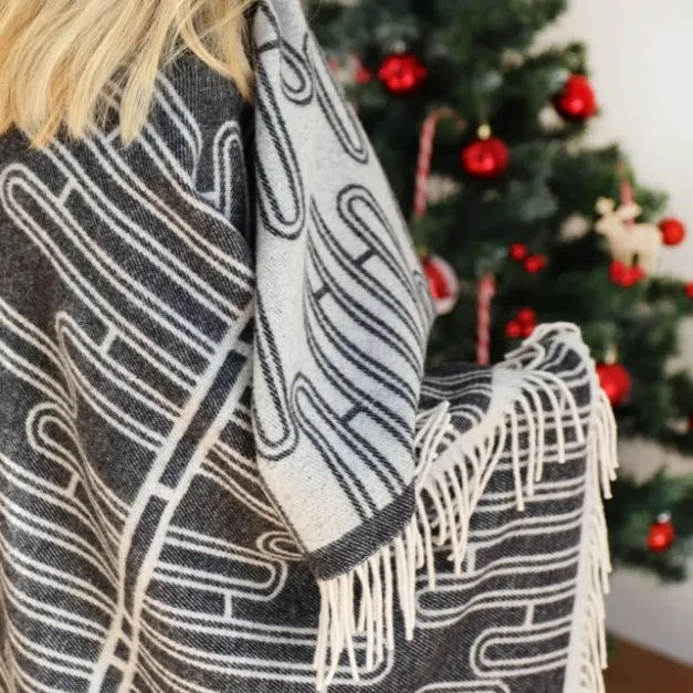 Plaid en cachemire et laine gris foncé à franges