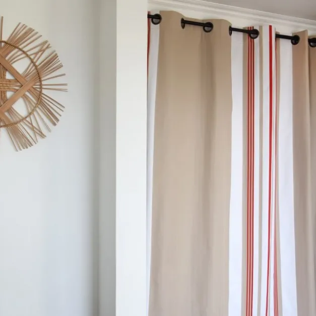 Rideau beige et rouge à rayures en coton