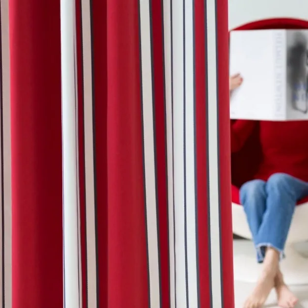 Rideau en satin de coton rouge à rayures